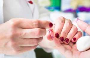 взятие анализа крови из пальца