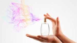 Аллергическая реакция может возникать на запах краски, лака и даже парфюмов