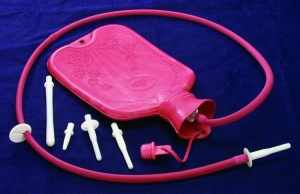 Кружка Эсмарха – устройство для очистки кишечника перед обследованием у проктолога 