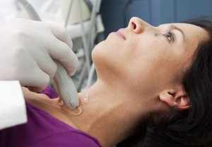 УЗИ позволяет определить не только увеличение щитовидки, но и лимфоузлов возле нее