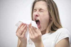 Насморк, головная боль, проблемы с дыханием, чихание, слезоточивость – признаки аллергии
