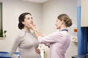Несмотря на все изменения в организме женщины после удаления щитовидки можно забеременеть и выносить ребенка