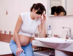 Коричневые выделения со сгустками при беременности могут свидетельствовать об угрозе выкидыша