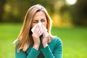 Насморк, слезотечение, зуд в носу и чиханье – признаки аллергии