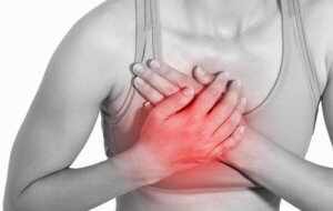 Боль справа в груди может быть вызвана разными причинами и факторами