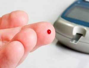 Проверка уровня сахара в крови с помощь глюкометра