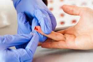 Для исследования уровня лейкоцитов кровь нужно сдать из пальца 