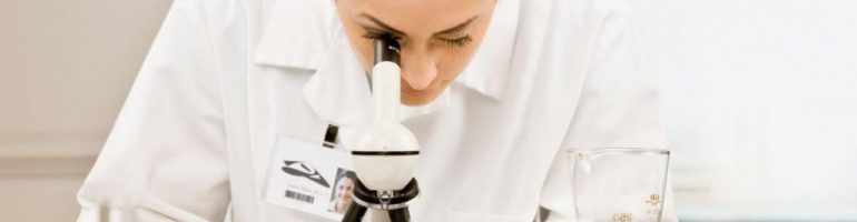 Девушка с микроскопом