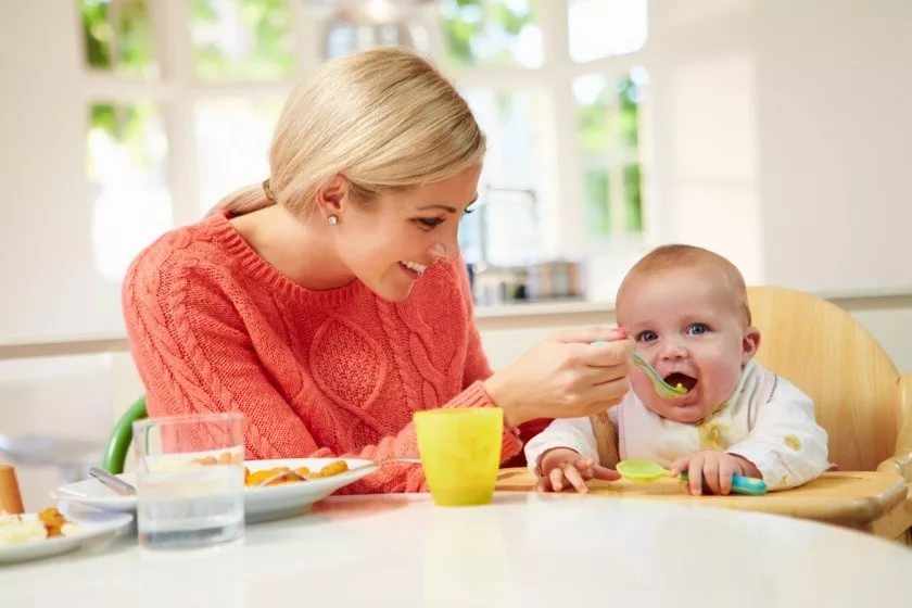 Женщина кормит ребенка