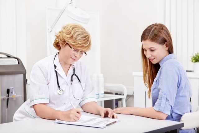 Девушка консультируется с врачом