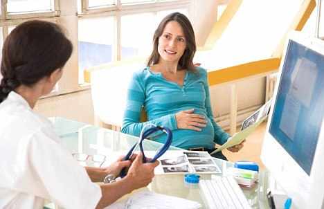 Беременная женщина консультируется с врачом