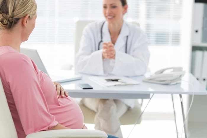 Консультация с врачом в начале беременности