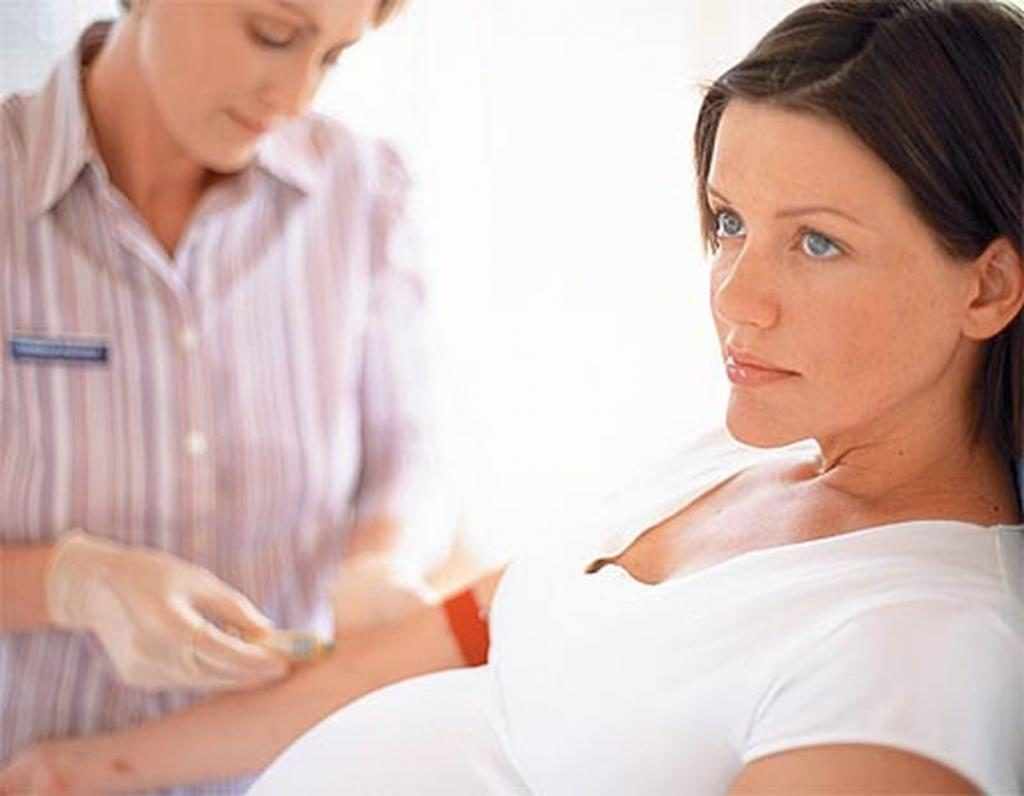 У беременной девушки берут анализ