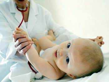 медицинский осмотр малыша
